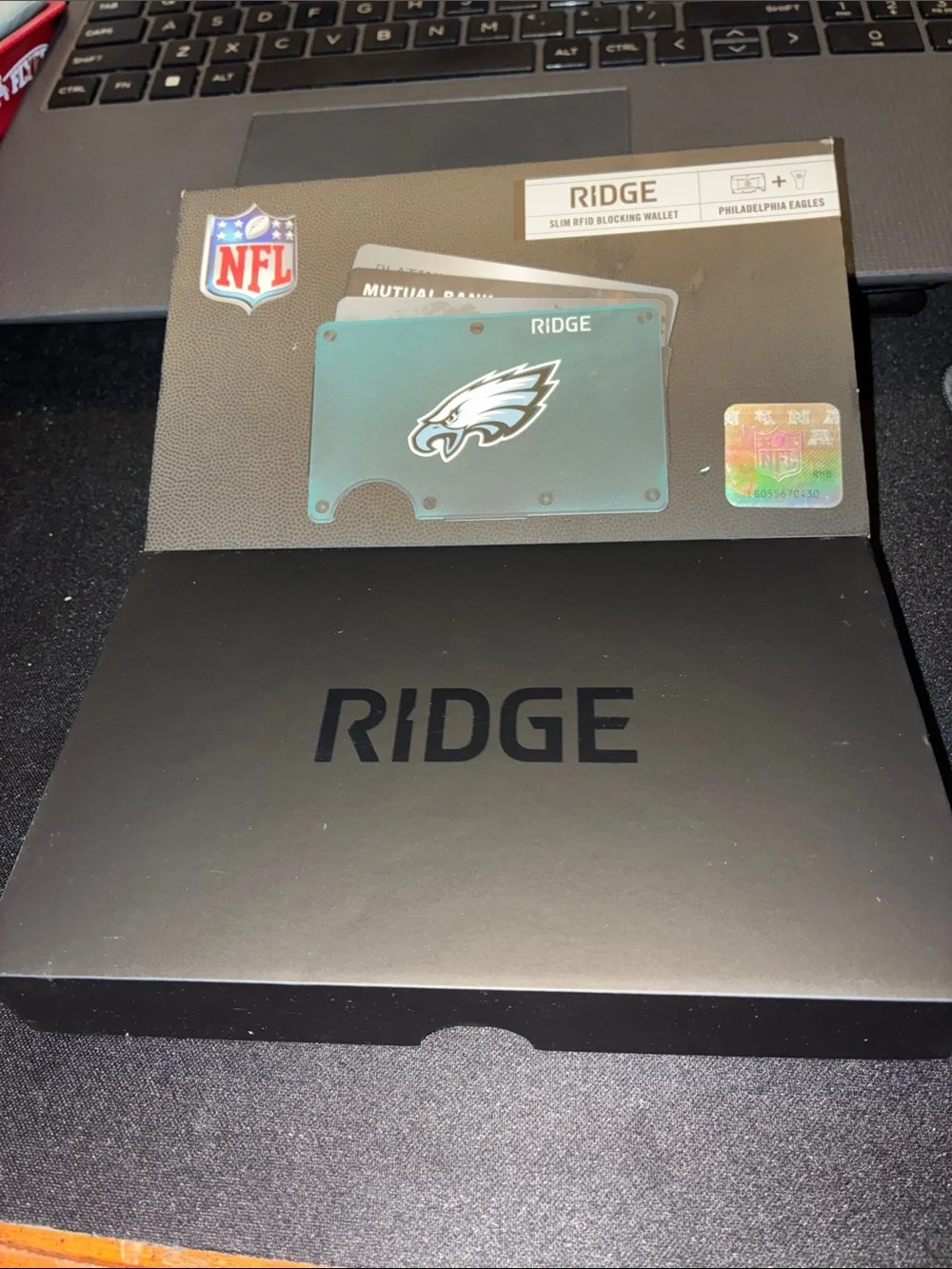 RIDGE RFID BLOCKING METAL WALLET. LICENSED BY THE PHILLY EAGLES. HOLD 12 CARDS.